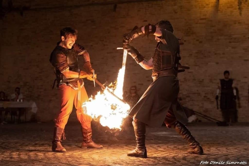 Spettacolo medievale Guerrieri medievali si scontrano